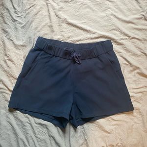 Lululemon ask 6 ON THE FLY SHORT NWT